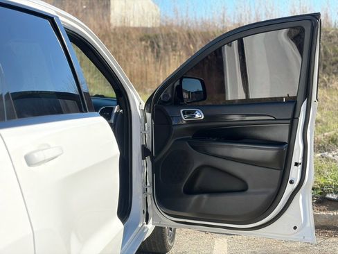 Used 2018 Jeep Grand Cherokee Altitude image 15