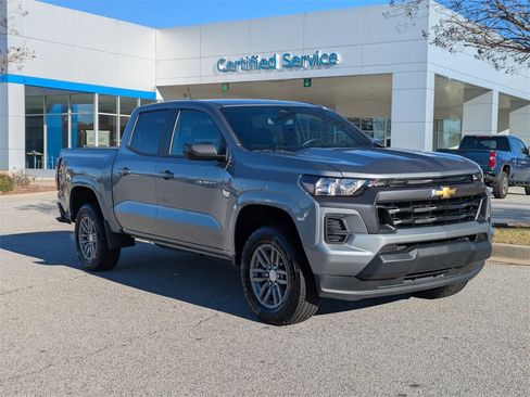 Used 2023 Chevrolet Colorado LT image 2