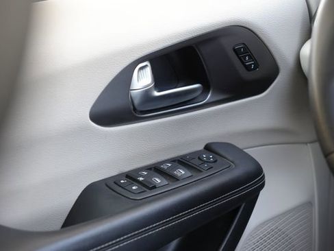 Used 2023 Chrysler Pacifica Touring-L FWD image 17