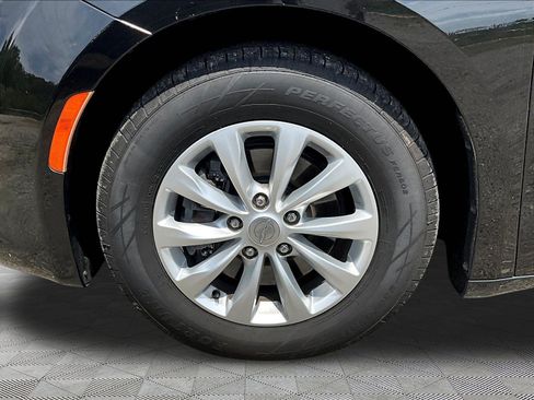 Used 2017 Chrysler Pacifica Touring-L FWD image 34
