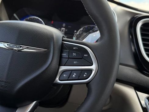 Used 2023 Chrysler Pacifica Touring-L FWD image 7
