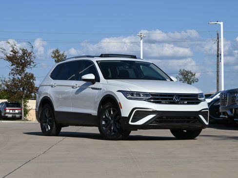 Used 2023 Volkswagen Tiguan SE w/ Panoramic Sunroof Package FWD image 2