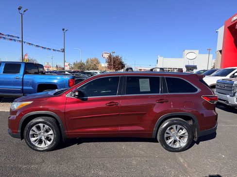 Used 2015 Toyota Highlander XLE image 2