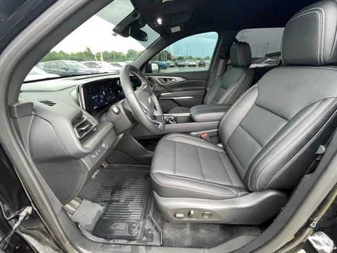 Used 2025 Chevrolet Traverse LT w/ Driver Confidence Package FWD image 11