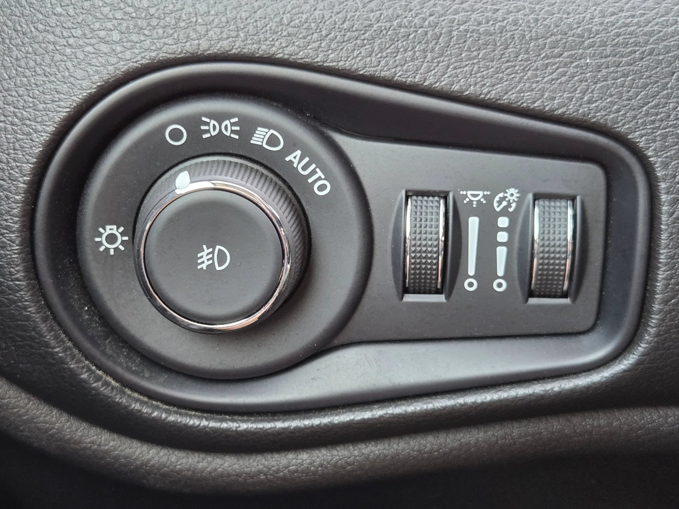 Used 2022 Jeep Renegade Latitude AWD/4WD image 25