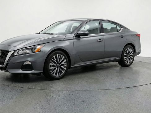 Used 2025 Nissan Altima 2.5 SV image 3