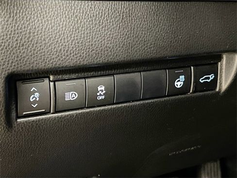 Used 2021 Toyota Venza XLE image 18