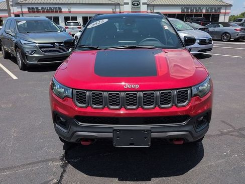 Used 2025 Jeep Compass Trailhawk AWD/4WD image 2