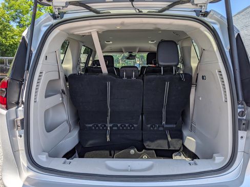 Used 2023 Chrysler Pacifica Touring-L FWD image 13