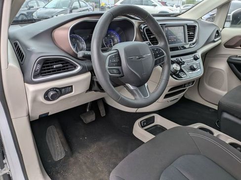 Used 2023 Chrysler Voyager LX FWD image 8