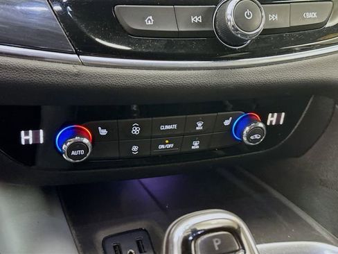 Used 2019 Buick Enclave Essence image 17