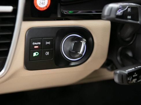 Certified 2022 Porsche Cayenne Platinum Edition image 17