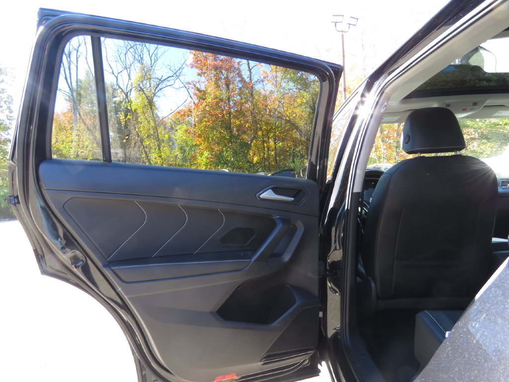 Used 2022 Volkswagen Tiguan SE w/ Panoramic Sunroof Package AWD/4WD image 19