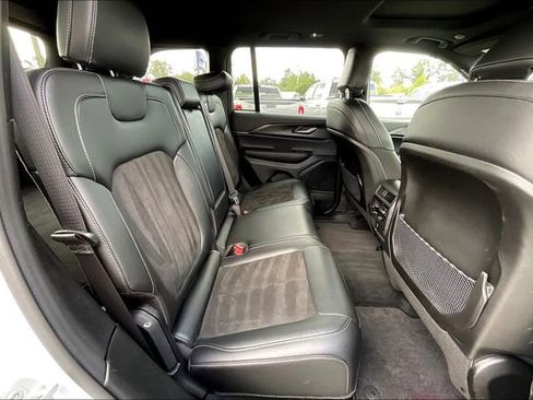 Used 2025 Jeep Grand Cherokee Altitude image 24