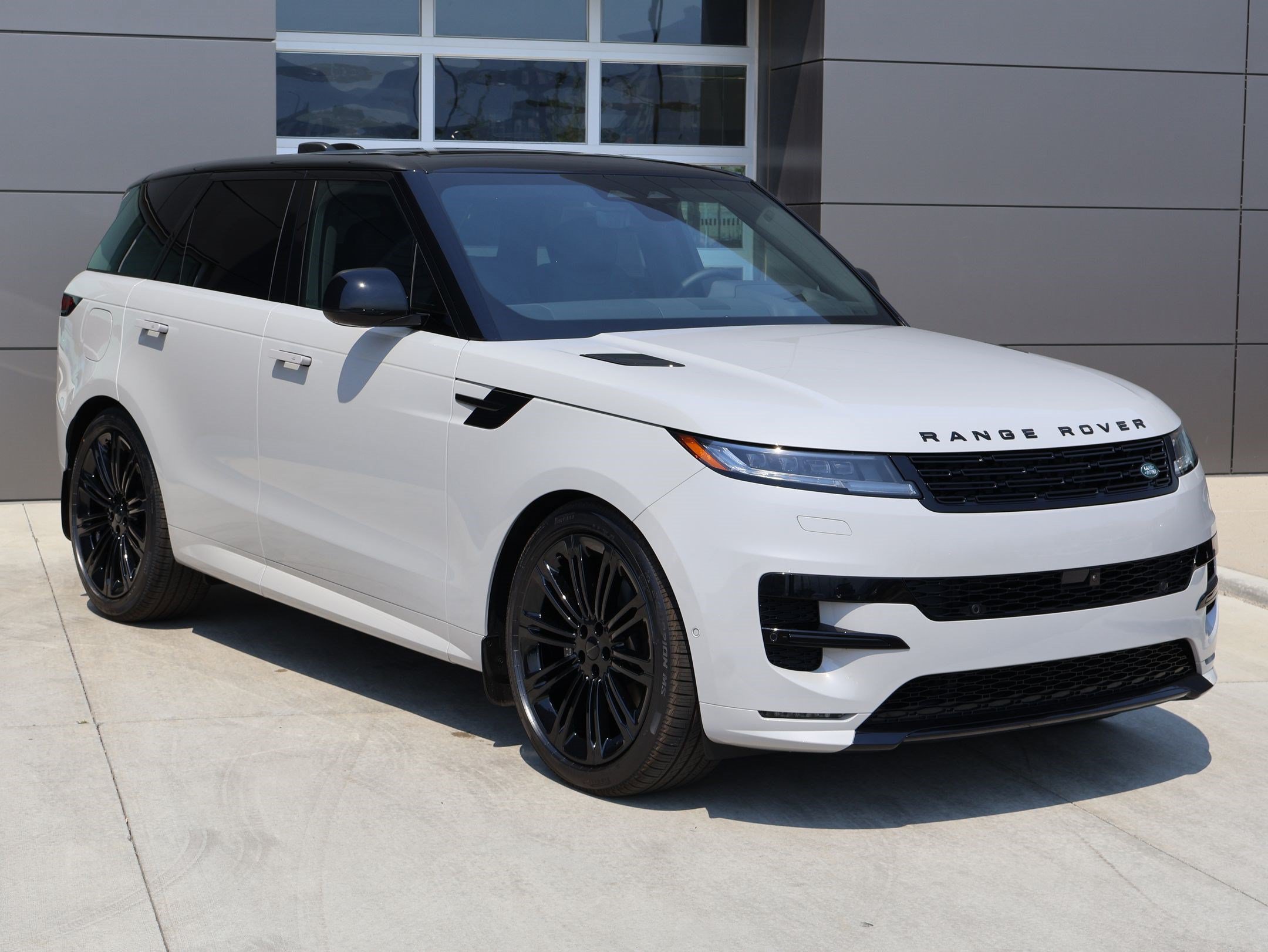 New 2026 Land Rover Range Rover Sport Dynamic SE AWD/4WD image 3