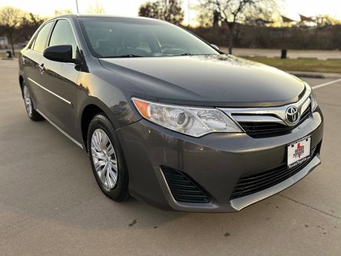 Used 2014 Toyota Camry LE image 4