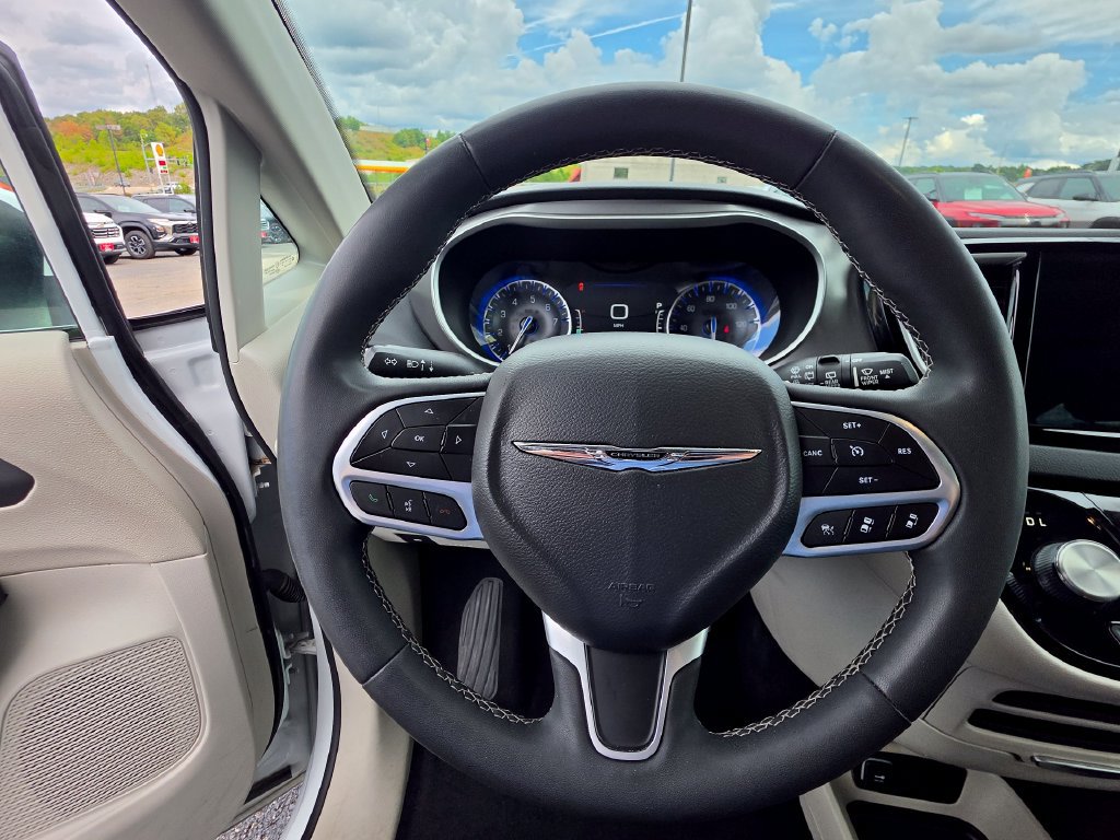 Used 2023 Chrysler Pacifica Touring-L FWD image 20