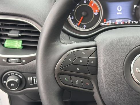 Used 2019 Jeep Cherokee Trailhawk AWD/4WD image 25