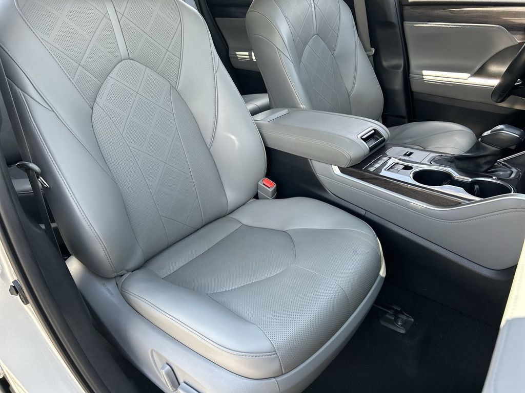 Used 2021 Toyota Highlander Platinum FWD image 29