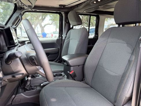 Used 2025 Jeep Wrangler Unlimited Sahara AWD/4WD image 7