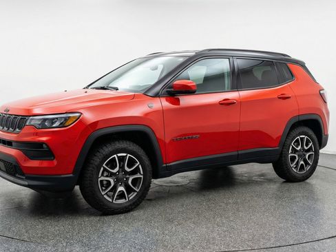 Used 2025 Jeep Compass Trailhawk AWD/4WD image 3