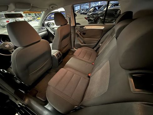 Used 2014 Volkswagen Golf 4-Door image 16