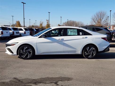 New 2025 Hyundai Elantra SEL image 4