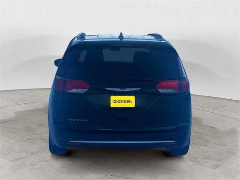 Used 2018 Chrysler Pacifica Touring-L image 4