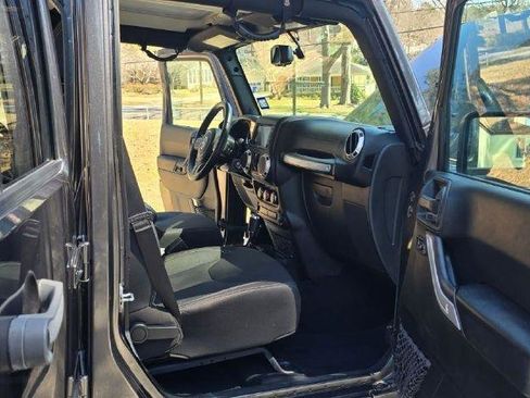 Used 2018 Jeep Wrangler Unlimited Sahara w/ Connectivity Group AWD/4WD image 28