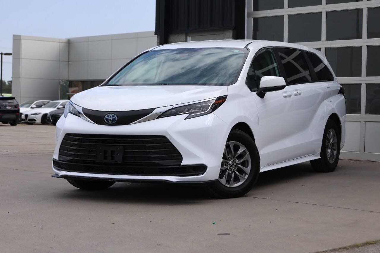 Used 2022 Toyota Sienna LE FWD image 3