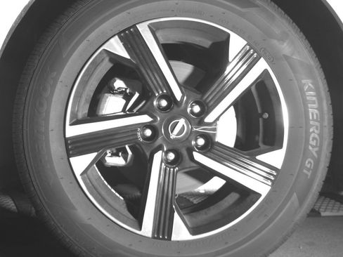 Used 2025 Nissan Sentra SV FWD image 12