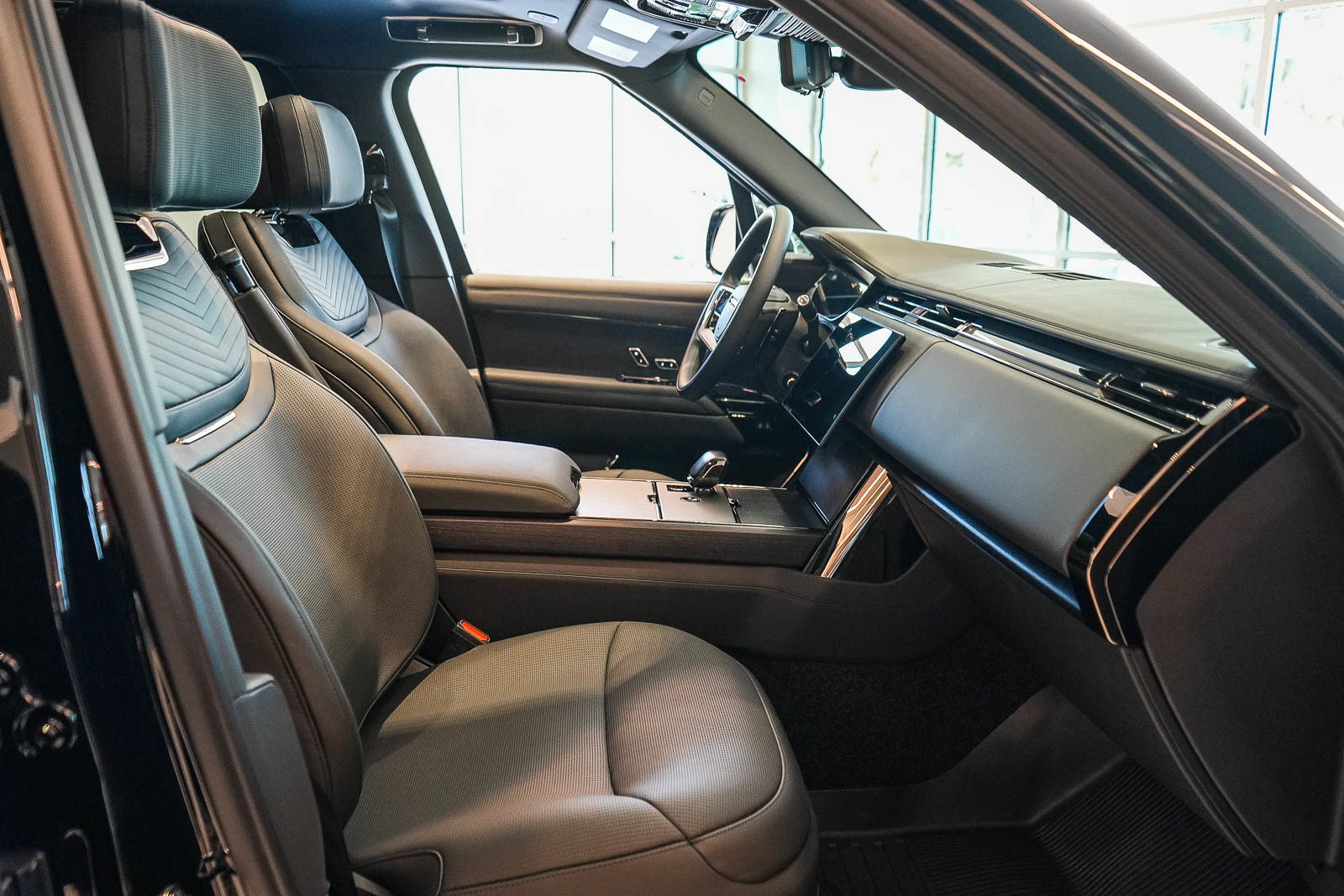 New 2026 Land Rover Range Rover SV AWD/4WD image 16