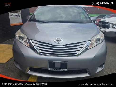 Used 2017 Toyota Sienna LE FWD image 2