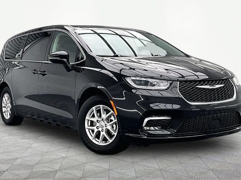 Used 2024 Chrysler Pacifica Touring-L FWD image 12