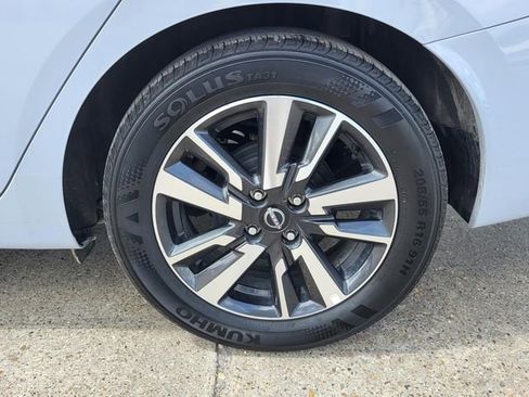 Used 2025 Nissan Versa SV image 30