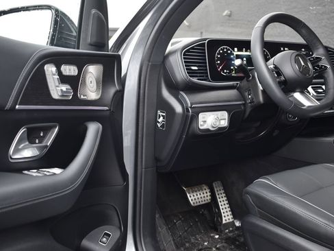Used 2025 Mercedes-Benz GLS 580 4MATIC image 18