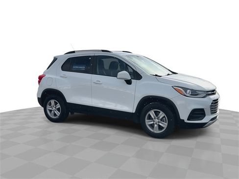Certified 2022 Chevrolet Trax LT w/ LT Convenience Package image 2