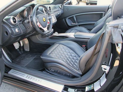 Used 2014 Ferrari California image 26