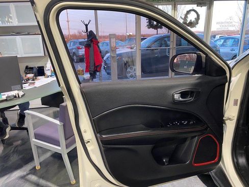 Used 2020 Jeep Compass Trailhawk image 11