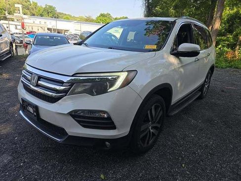 Used 2017 Honda Pilot Touring image 2