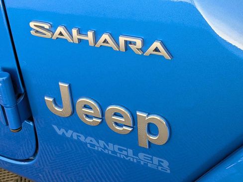 Used 2022 Jeep Wrangler Unlimited Sahara w/ Cold Weather Group image 12