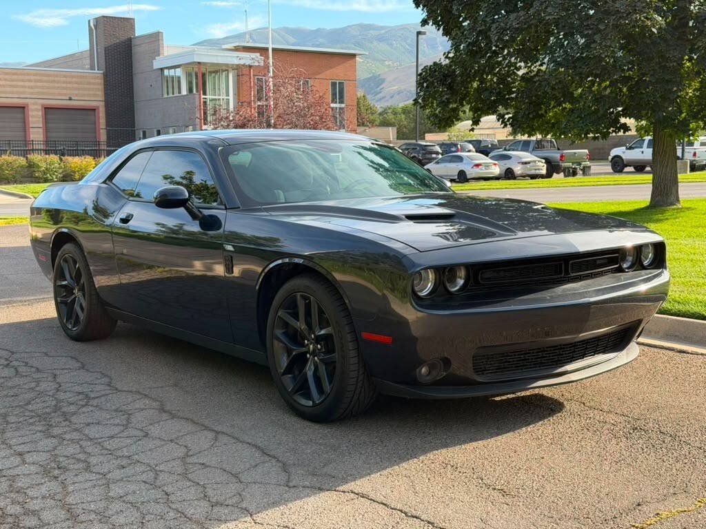 Used 2019 Dodge Challenger SXT w/ Driver Convenience Group RWD image 6