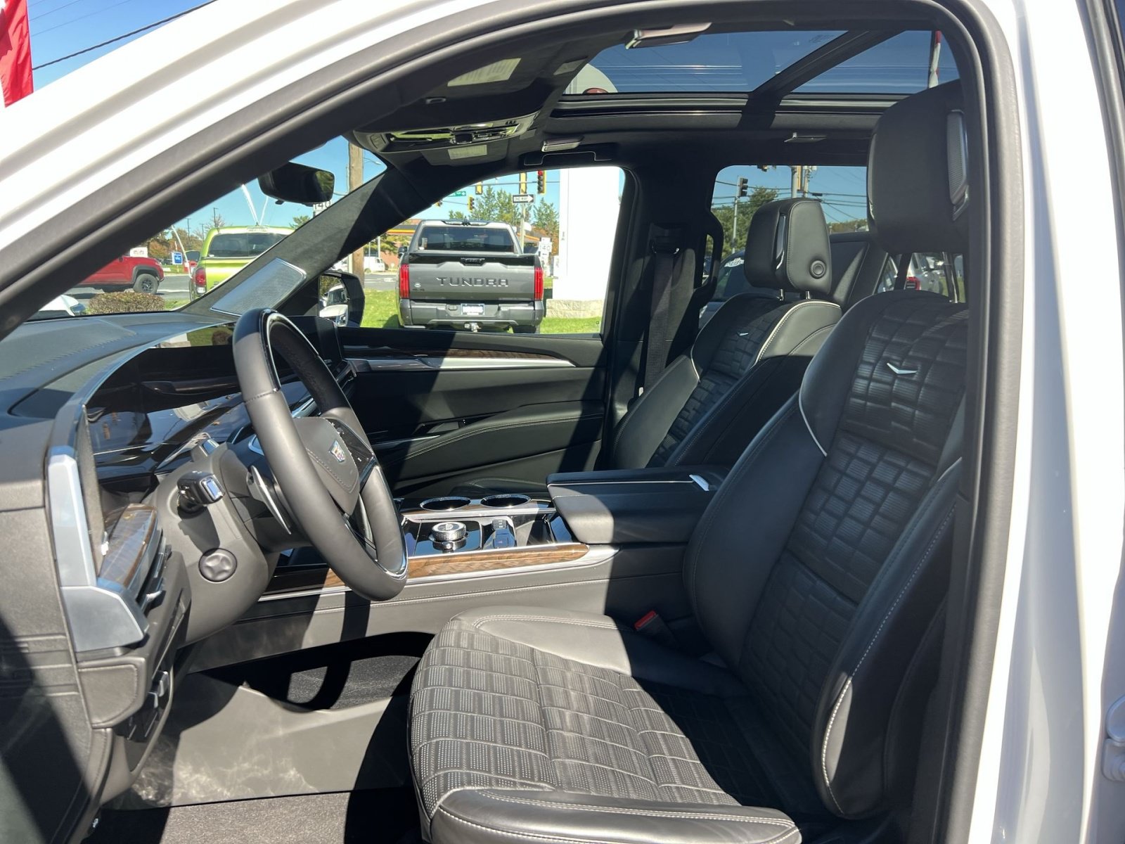 Used 2025 Cadillac Escalade Premium Luxury Platinum AWD/4WD image 13