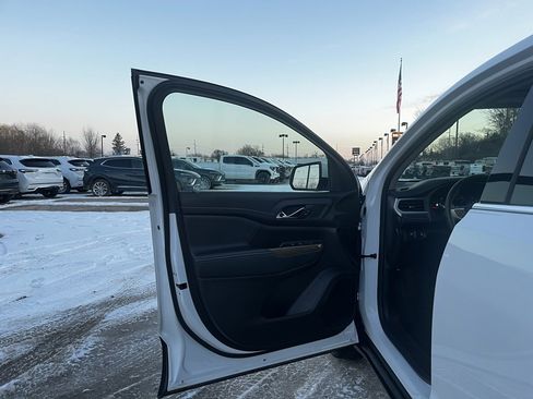 Certified 2023 GMC Acadia SLE image 13