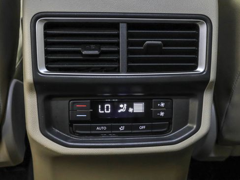 Used 2024 Volkswagen Atlas SE AWD/4WD image 37