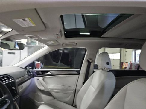 Used 2023 Volkswagen Tiguan SE w/ Panoramic Sunroof Package image 10