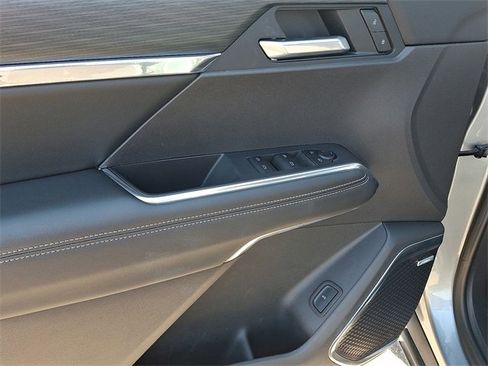 Used 2025 GMC Acadia Elevation image 12