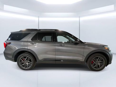 Used 2025 Ford Explorer ST-Line w/ ST-Line Street Pack AWD/4WD image 9