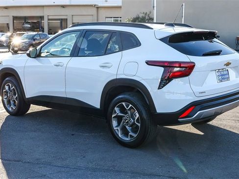 Used 2025 Chevrolet Trax LT w/ LT Convenience Package image 4