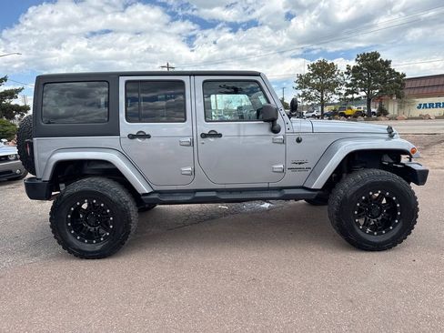 Used 2014 Jeep Wrangler Unlimited Sahara w/ Connectivity Group AWD/4WD image 7